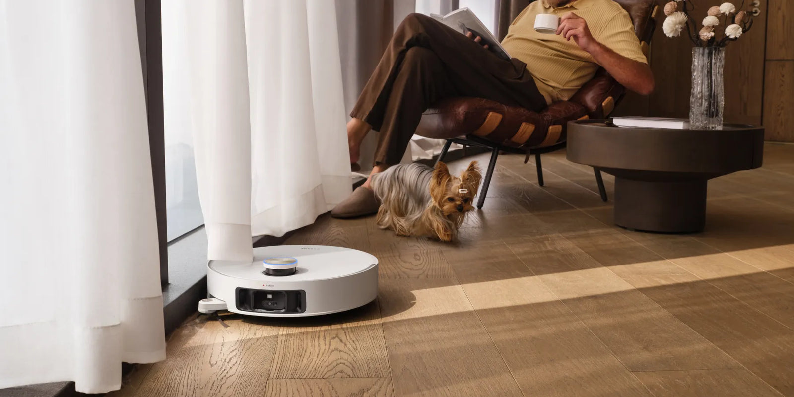 Robot aspirapolvere pulisce efficacemente sotto le tende ed evita gli impigli