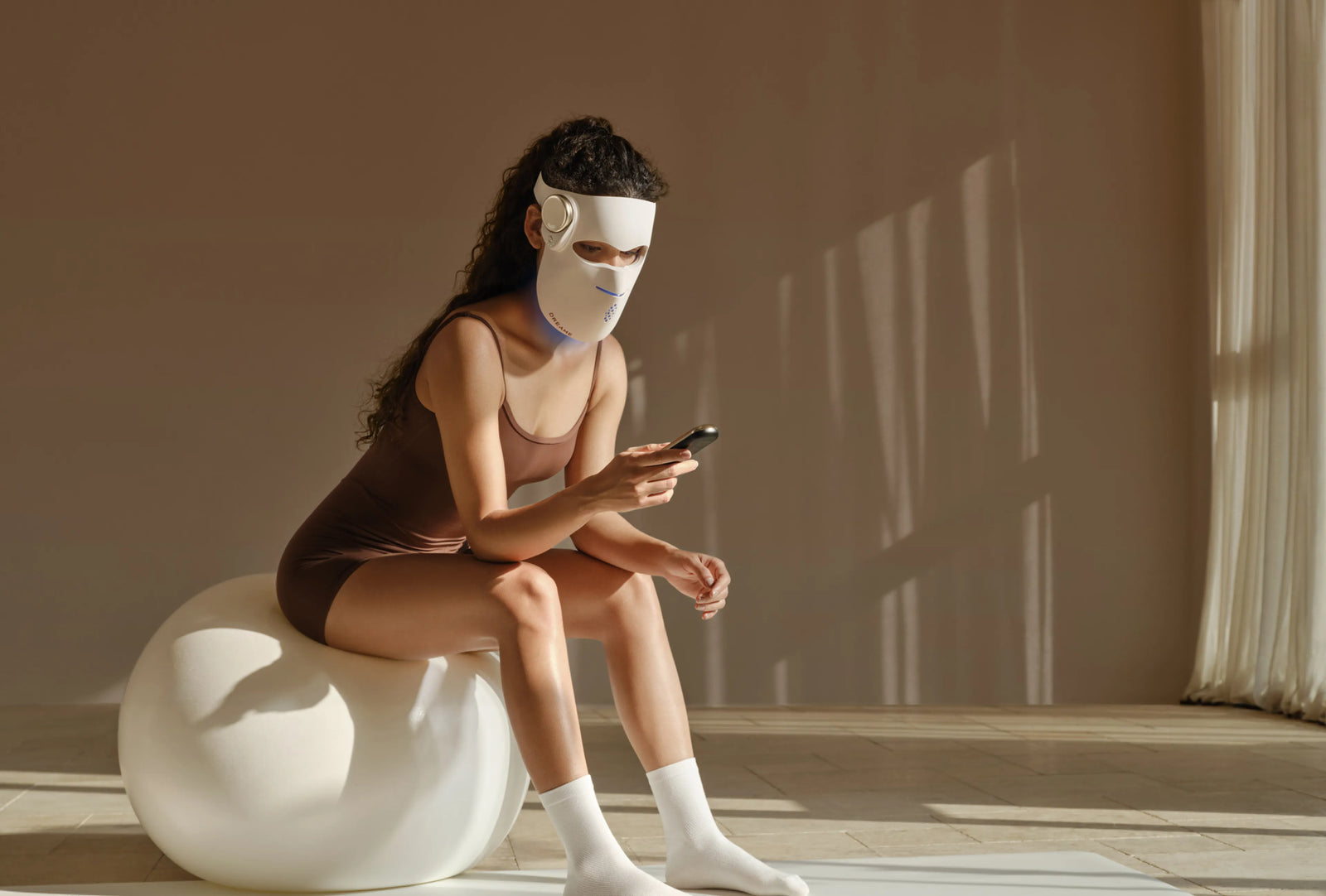 Dreame Chrona maschera anti-età ai fotoni – trattamento luminoso senza interruzioni, anche mentre si usa il telefono.