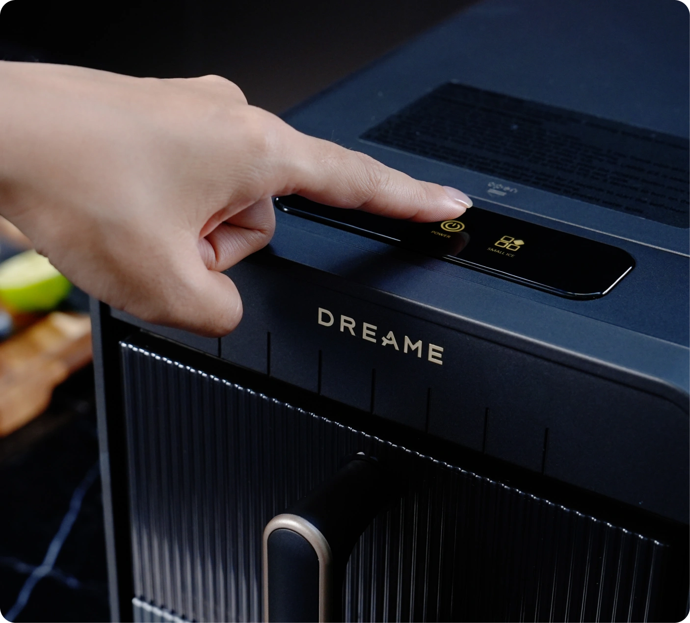 La macchina per ghiaccio Dreame Aura è dotata di un pannello di controllo digitale touch, che rende le impostazioni quotidiane più intuitive e confortevoli.
