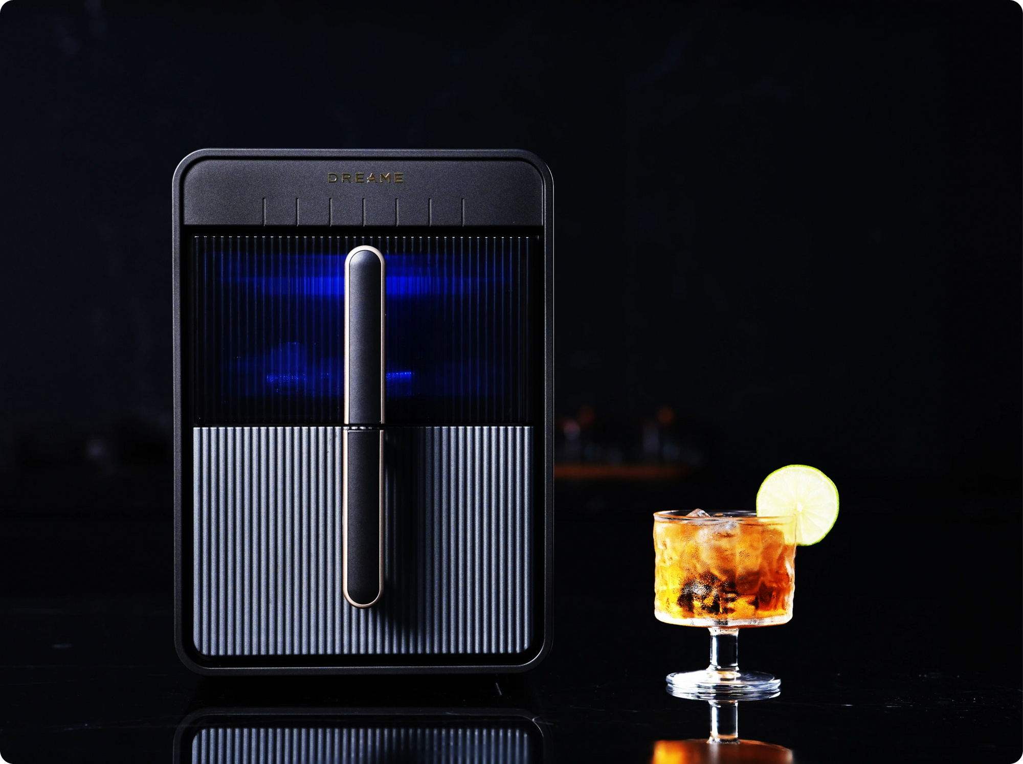 La macchina per ghiaccio Dreame Aura, con il suo elegante design a LED blu, aggiunge un tocco moderno e raffinato alla preparazione quotidiana del ghiaccio.
