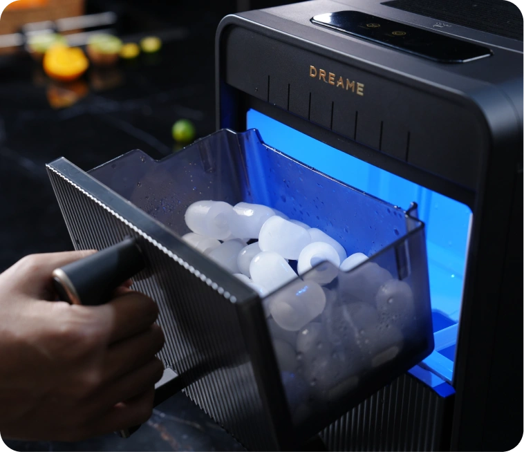 La macchina per ghiaccio Dreame Aura, con accesso facilitato al ghiaccio bullet, permette di ottenere cubetti freschi con la massima semplicità.