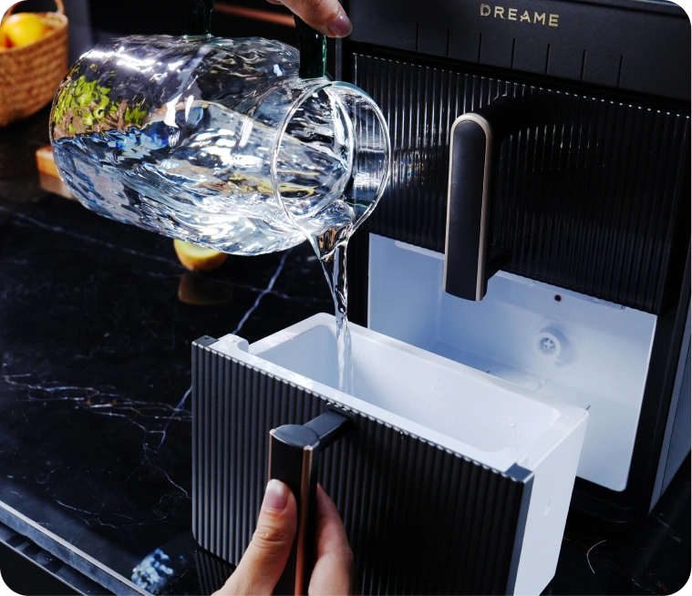 La macchina per ghiaccio Dreame Aura, con un design che facilita il riempimento dell’acqua, rende la ricarica quotidiana ancora più semplice.