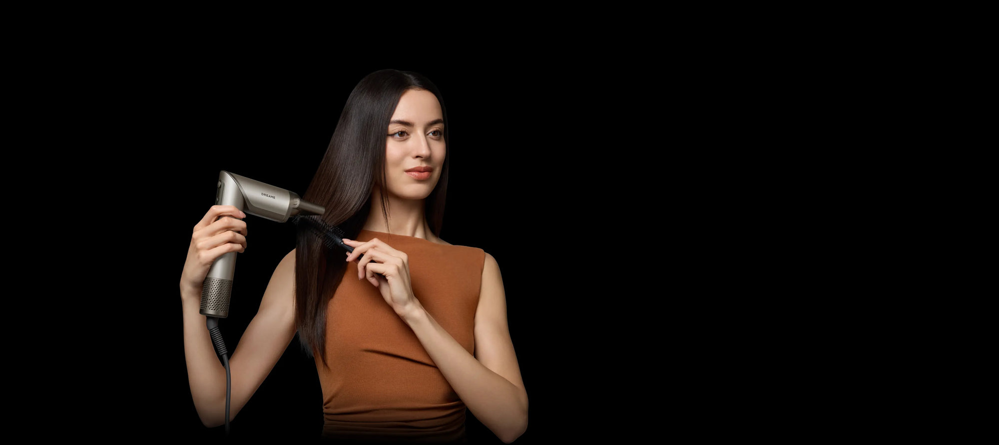 Asciugacapelli Dreame Dazzle con bocchetta per lo styling e flusso d’aria concentrato.
