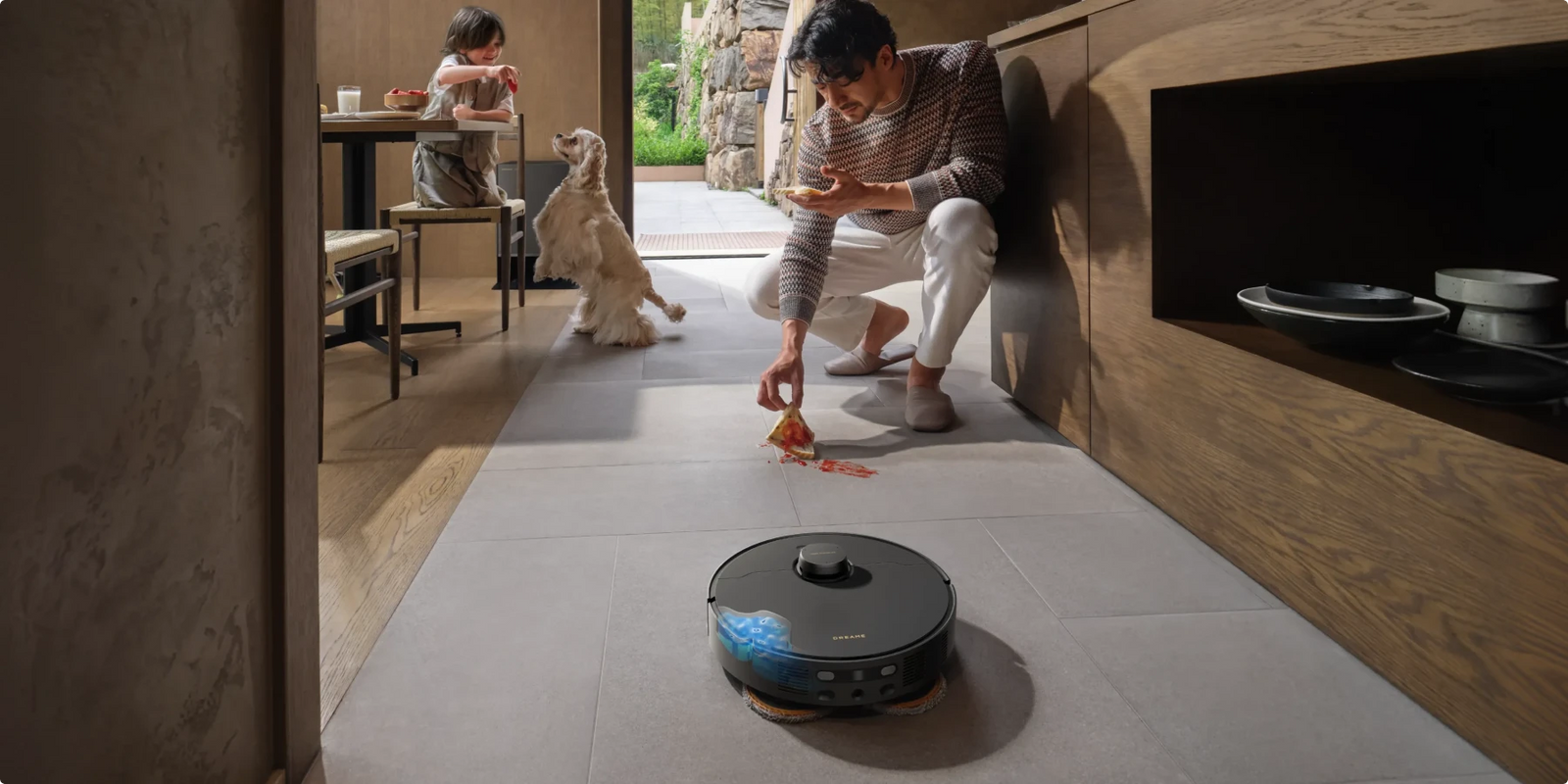 Il robot aspirapolvere Dreame Matrix10 Pro Nero con panno a setole in nylon rimuove i grassi ostinati in cucina.