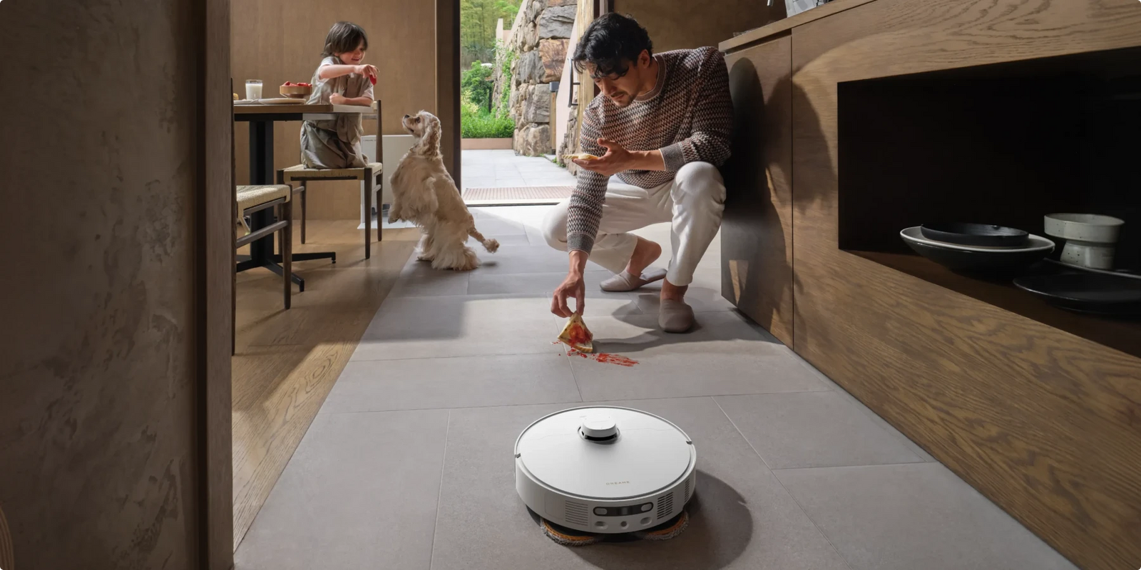 Il robot aspirapolvere Dreame Matrix10 Pro Bianco con panno a setole in nylon rimuove i grassi ostinati in cucina.