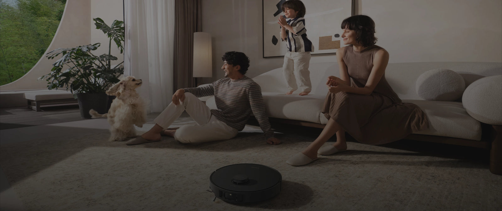 Il robot aspirapolvere Dreame Matrix10 Pro Nero pulisce in modo intelligente mentre la famiglia si rilassa insieme senza pensieri.