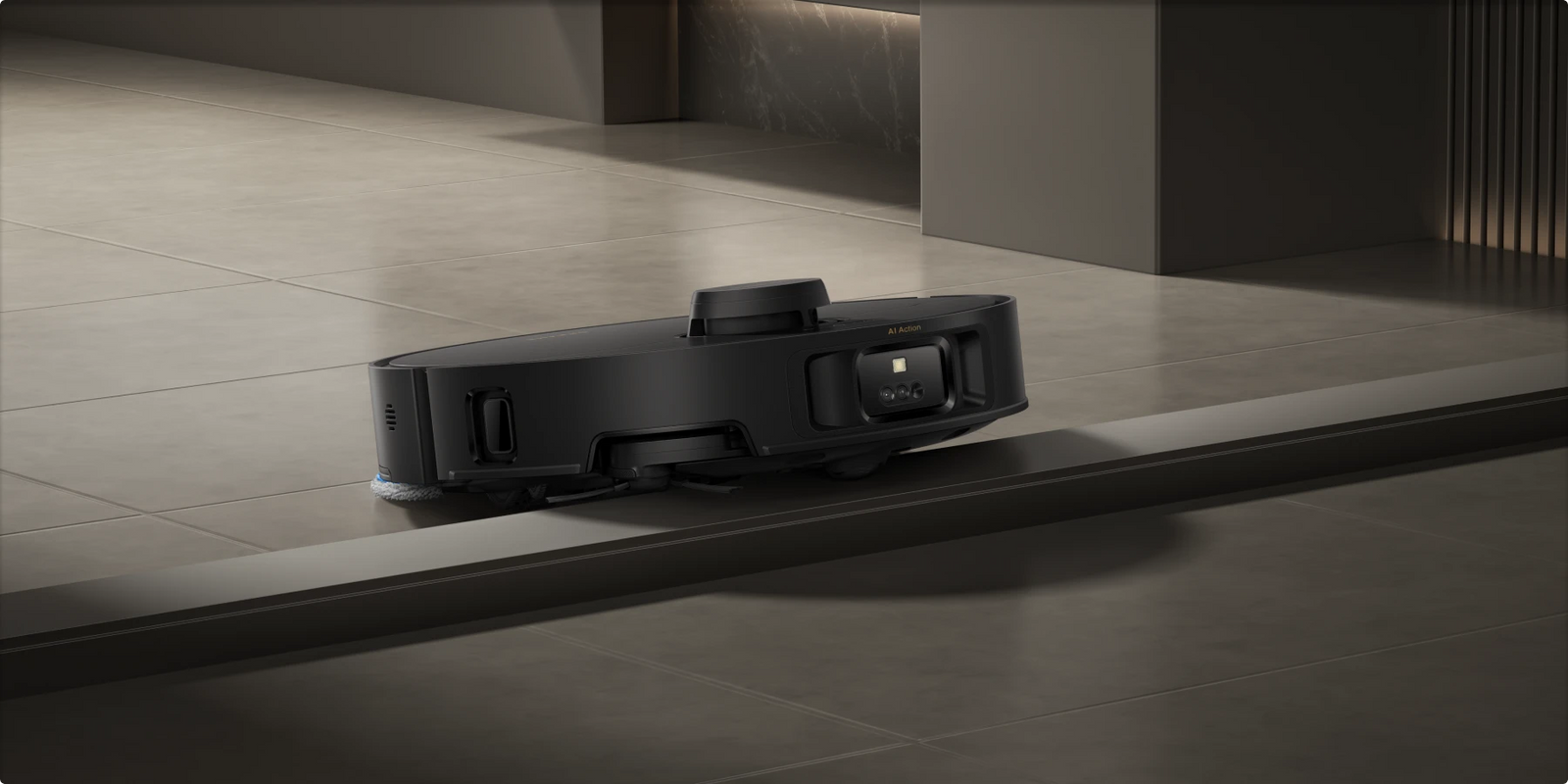 Il robot aspirapolvere Dreame Matrix10 Pro Nero supera le guide del balcone senza sforzo per una pulizia continua tra interno ed esterno.