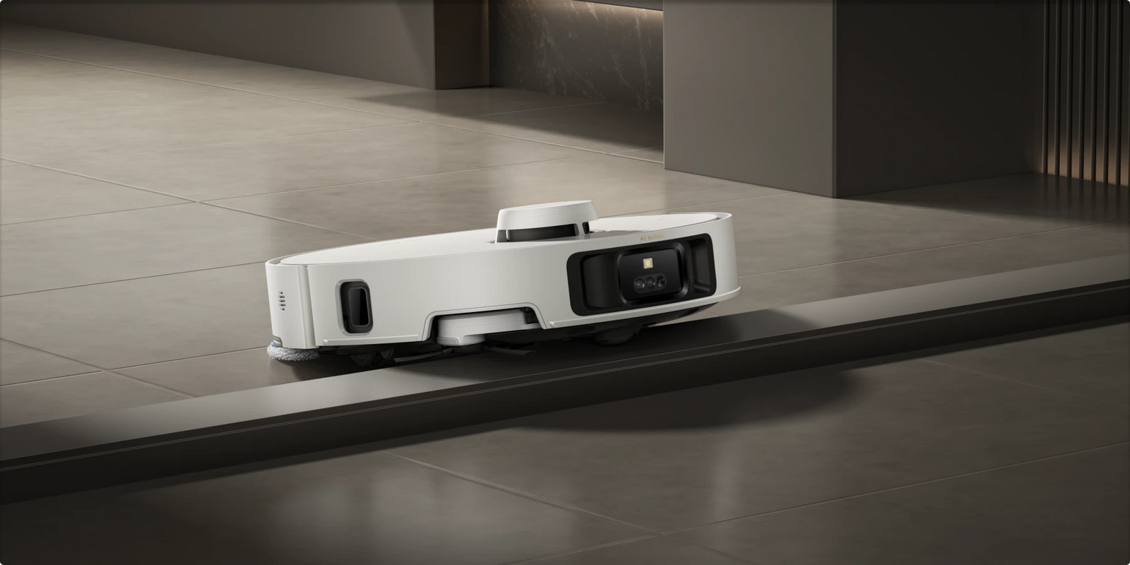 Il robot aspirapolvere Dreame Matrix10 Pro Bianco supera le guide del balcone senza sforzo per una pulizia continua tra interno ed esterno.