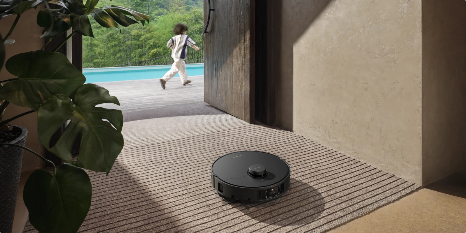 Il robot aspirapolvere Dreame Matrix10 Pro Nero attraversa automaticamente i tappeti con i panni sollevati, nessun rischio di bagnatura.