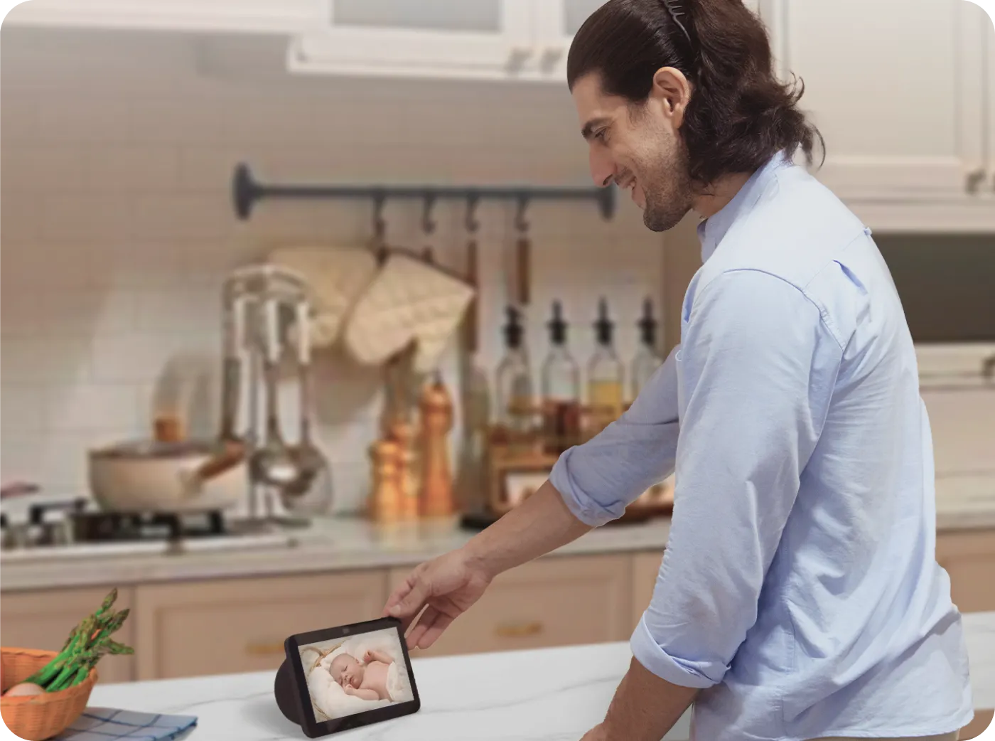 Utente che usa il comando vocale Alexa per visualizzare il feed live della Dreame NAVO Care SE 1 InCam su Echo Show in cucina