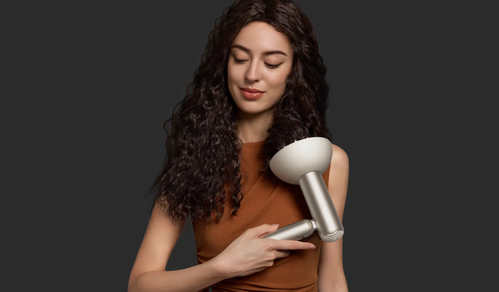 Il diffusore del Dreame Pocket Pro mantiene i ricci morbidi e riduce l’effetto crespo