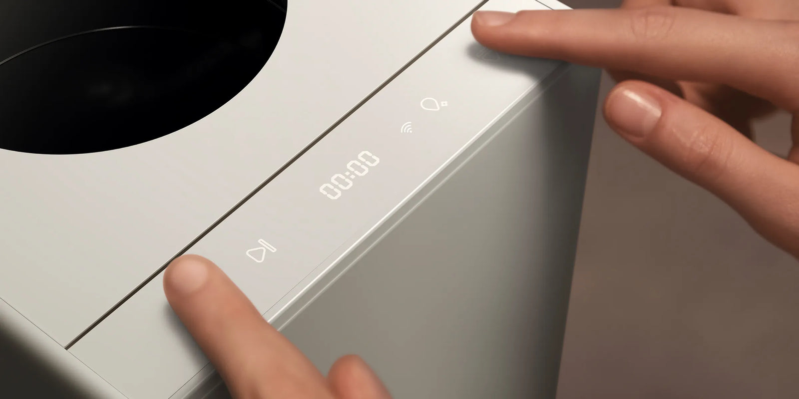 Sul Dreame SF25 WiFi, premere contemporaneamente il tasto di accensione e il tasto di sblocco del coperchio blocca il pannello di controllo e attiva il blocco di sicurezza per bambini.