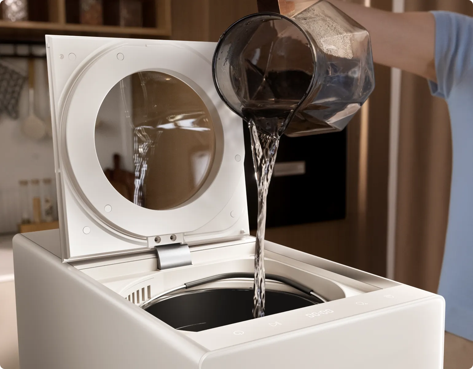 L'acqua viene versata nel Dreame SF25 WiFi per avviare il ciclo di autopulizia ad alta temperatura, seguito dall'asciugatura ad aria calda.