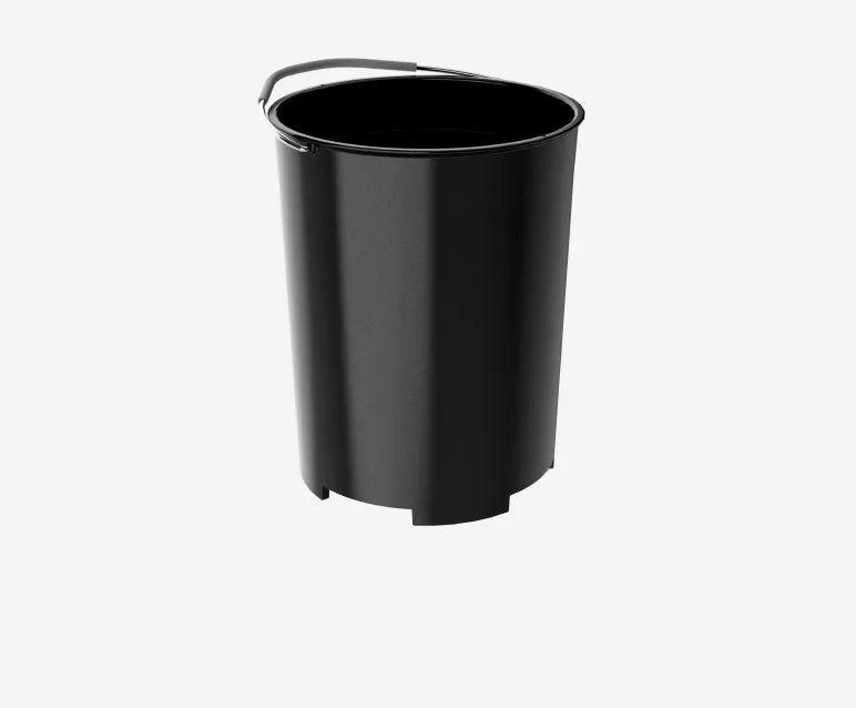 Il contenitore asciutto nero del Dreame SF25 WiFi da 2,5 L raccoglie i rifiuti alimentari trattati.
