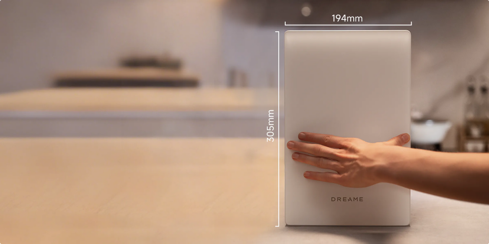 Una mano regge il Dreame SF25 WiFi per illustrare le sue dimensioni compatte di 194 mm di larghezza e 305 mm di altezza.